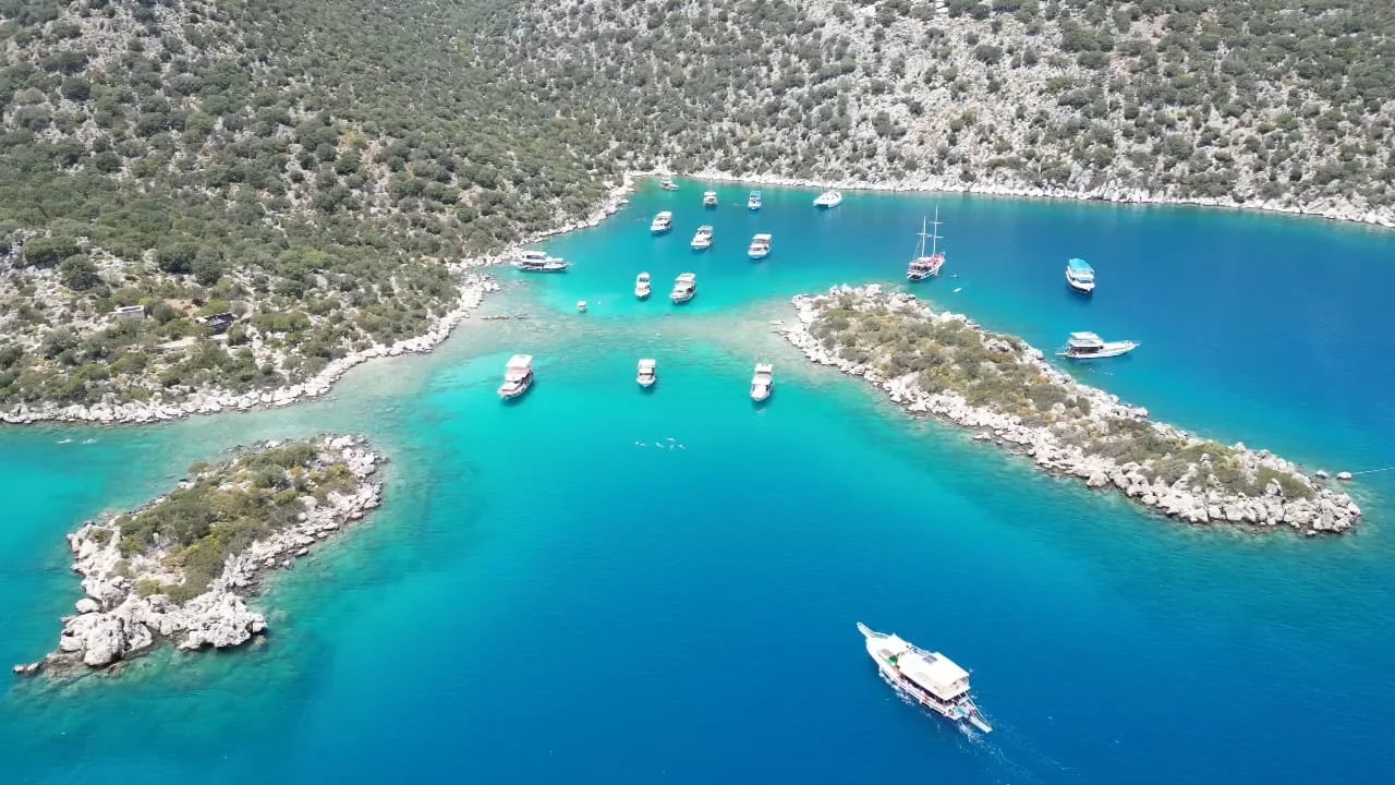 Kekova’nın kayalık adacıkları arasında turkuaz deniz
