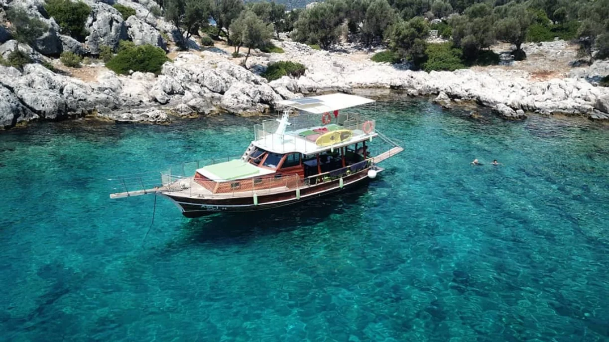 Aslıhan Sultan turkuaz bir Kekova koyunda demirlemiş