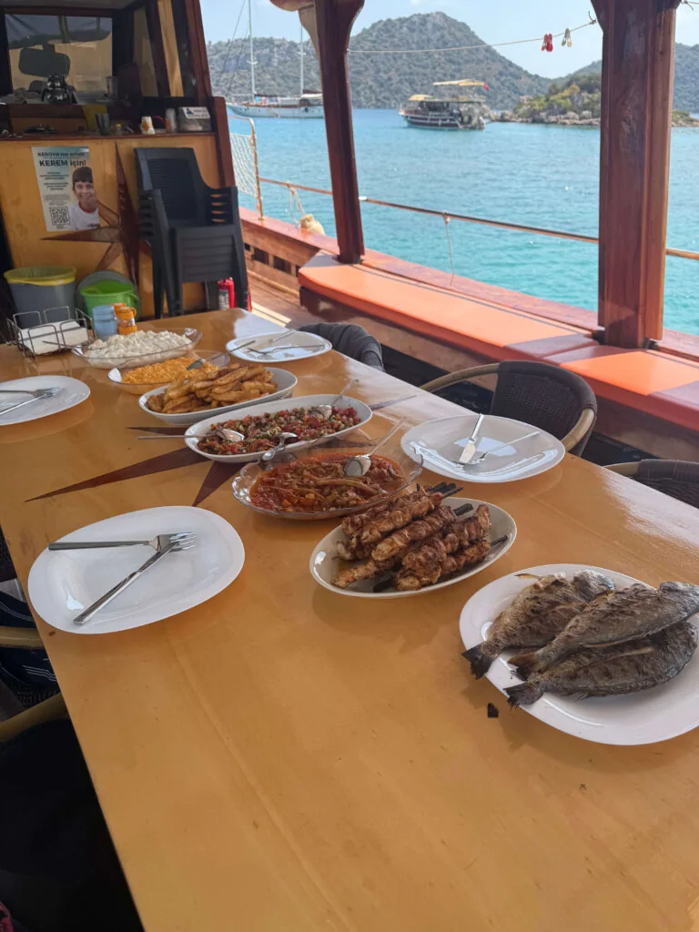 Aslıhan Sultan’da balık, ızgara ve salatalarla hazırlanan sofra