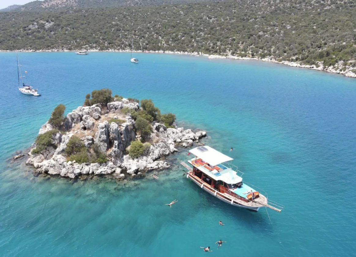 Aslıhan Sultan, Kekova'nın berrak sularında bir yüzme molasında