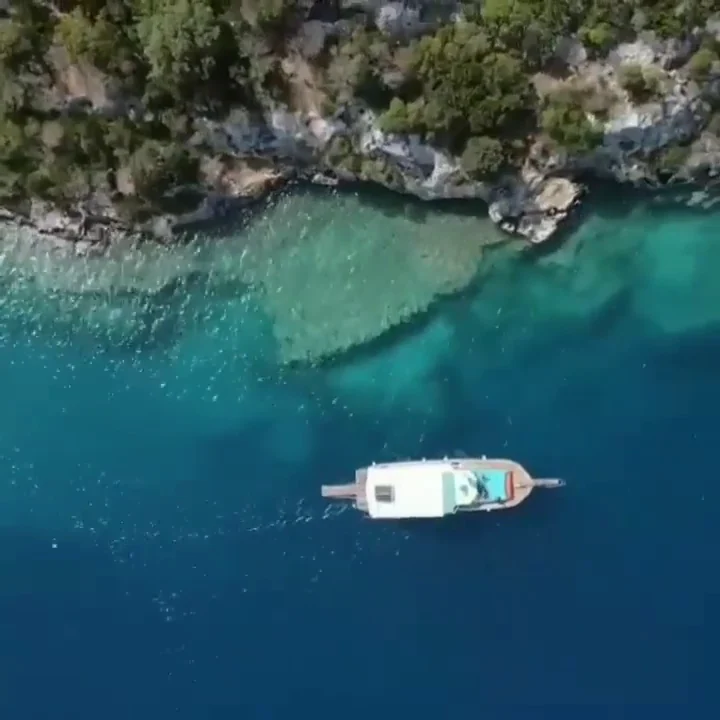 Kayalık kıyılar, berrak sular