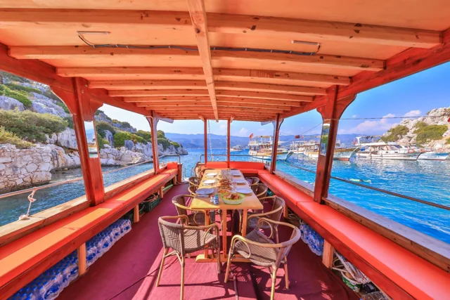 Gölgede, deniz manzaralı soframız